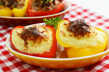 パプリカの肉詰めとマッシュポテト