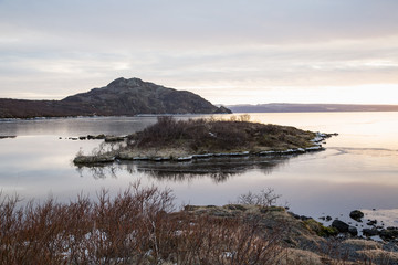 Plan d'eau et montagnes en Islande