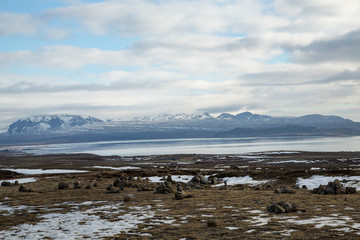 Plan d'eau et montagnes en Islande