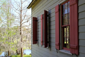 Fenster Reihe an altem Holzhaus rot / grün