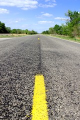Einsamer Highway durch Waldlandschaft