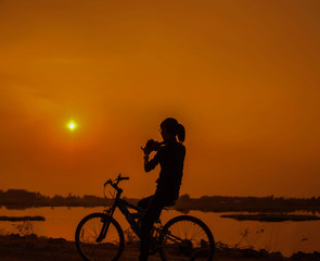 Obraz premium Woman biking hands at sunset