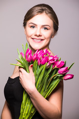 Spring portrait of young beautifull woman with tulip flowers