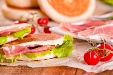 Tigella bread stuffed with ham and lettuce. 