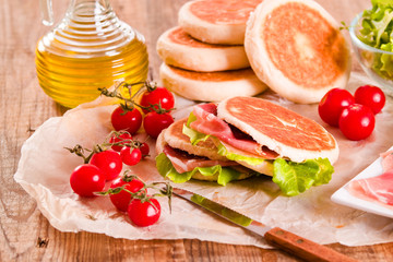Tigella bread stuffed with ham and lettuce. 