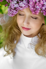 Naklejka premium Girl in lilac garden