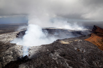Fototapeta na wymiar Luftaufnahme des rauchenden Halemaumau Kraters auf dem Kilauea, einem aktiven Vulkan auf Big Island, Hawaii, USA.