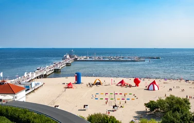 Foto op Plexiglas De Oostzee, Sopot, Polen Sopot, Polen. Houten pier (molo), strand en Oostzee