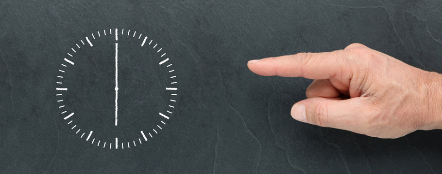 6 heures ou 18 heures &agrave; la craie et montrer du doigt sur ardoise