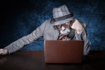 Alter Mann mit seinem Computer