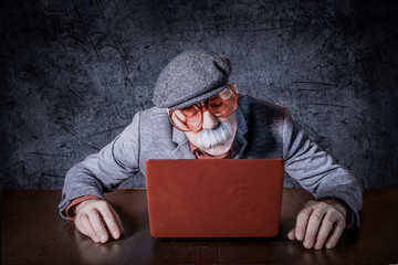Alter Mann am Laptop