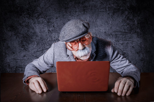 Alter Mann am Laptop