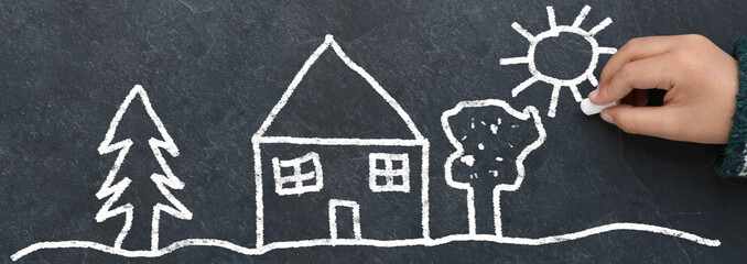 Dessin d'enfant &agrave; la craie sur ardoise. Maison &agrave; la campagne 