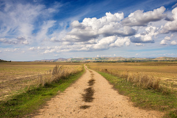 Sardegna, strada di campagna e nuvole