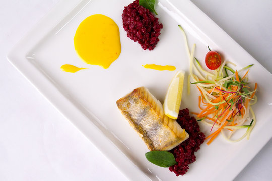 Sandacz z sałatką&nbsp;z warzyw kaszą i sosem