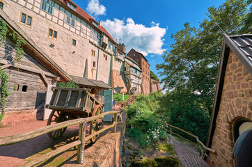 Alter Holzkarren vor Westseite der Wartburg in Eisenach