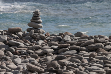 Steine, Steinmännchen am Strand