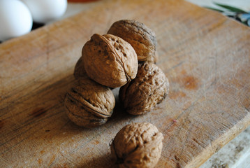 walnuts liwalnuts lie on a tablee on a table