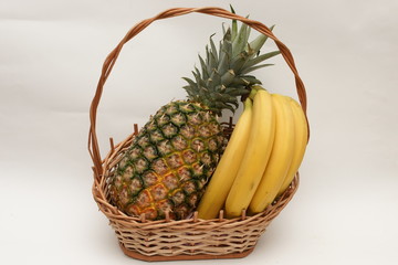 Banany z ananasem w koszu © Rafa
