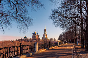 the road leading to the Ryazan Kremlin on a Sunny autumn day