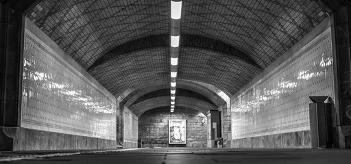 Unterführung an einem Mainzer Bahnhof (schwarzweiß)