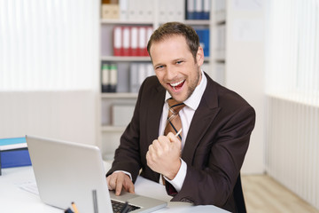 Naklejka premium begeisterter manager ballt die faust