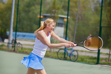 Female tennis player on the court.