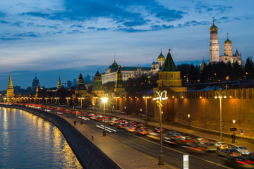 Obraz premium Evening Moscow. The view from the Moskvoretsky bridge the Kremlin and the Kremlin embankment.