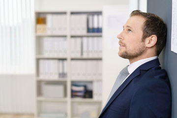 geschäftsmann schaut in gedanken nach oben