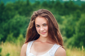 Naklejka premium Beautiful girl in a field.