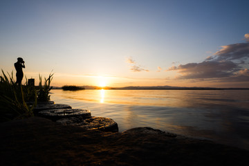 夕焼けに染まる湖