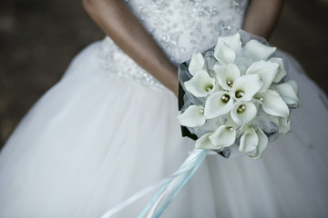 Bouquet da sposa bianco  tenuto con due mani