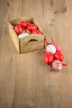 Easter background /
Easter eggs in a wooden box