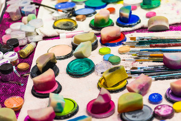 Schmink Utensilien - Pinsel und Farben