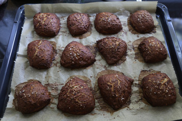 selbstgemachte laugenbrötchen auf einem bachblech