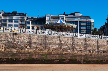 Spagna, 28/01/2017: una giostra a Donostia-San Sebastian, la città costiera sul Golfo di Biscaglia, vista dalla famosa spiaggia di La Concha