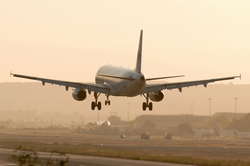 Fototapeta na wymiar Airbus 320_sunset-landing