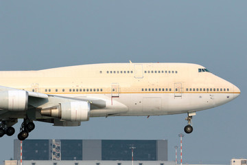 Boeing 747-400_landing