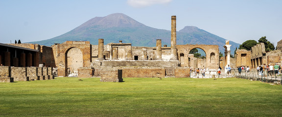 The famous antique site of Pompeii, near Naples. - obrazy, fototapety, plakaty