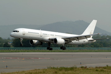 Fototapeta na wymiar Boeing 757-200_landing