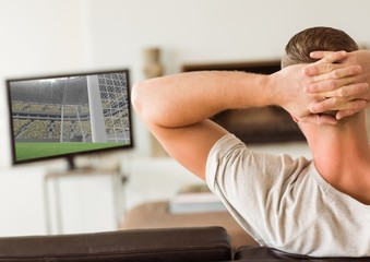 Obraz premium Man watching television at home