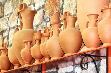 Regal mit handgemachten Vasen  in einer Töpferei