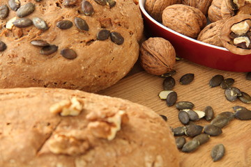 Brot mit Nüssen und Kürbiskernen