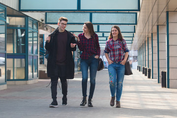 Obraz premium Three students walking and smiling