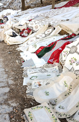 Kleine Tischdeckchen, malerische Auslage auf dem Felsen