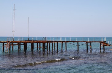 Rostiger verlassener Steg im Meer