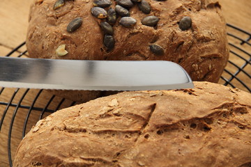 Zwei Brote auf Gitterrost