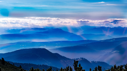 Gebirge Landschaft mit blauem Himmel und Wolken - Alpen