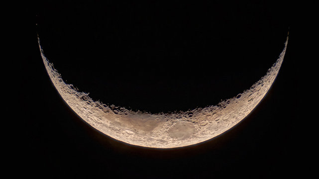 High resolution crescent Moon image through a telescope