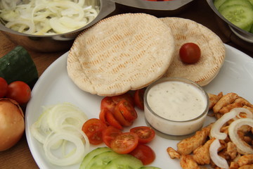 Kebabatschen mit Sauce